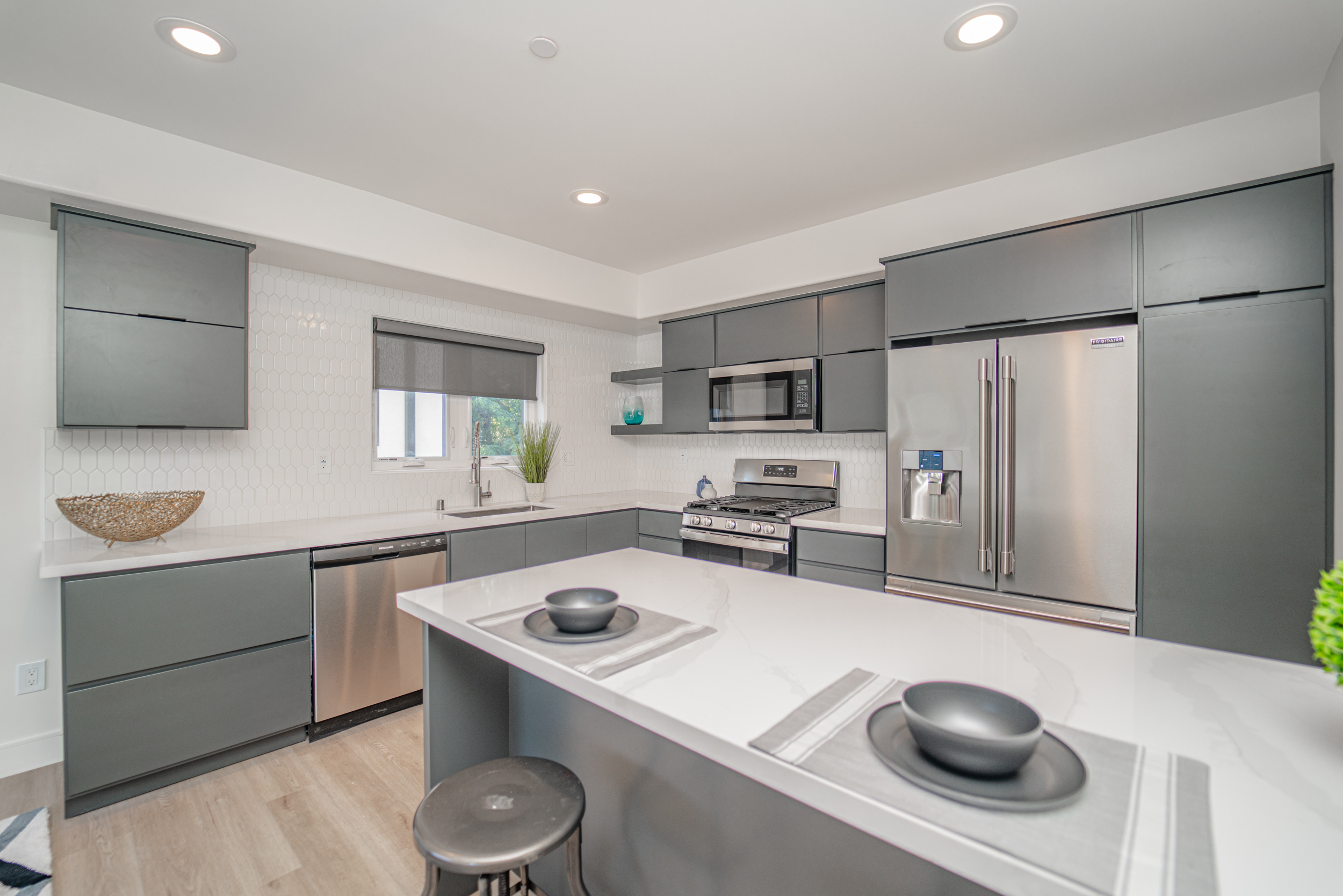 2115 Holly Dr, Los Angeles, CA 90068