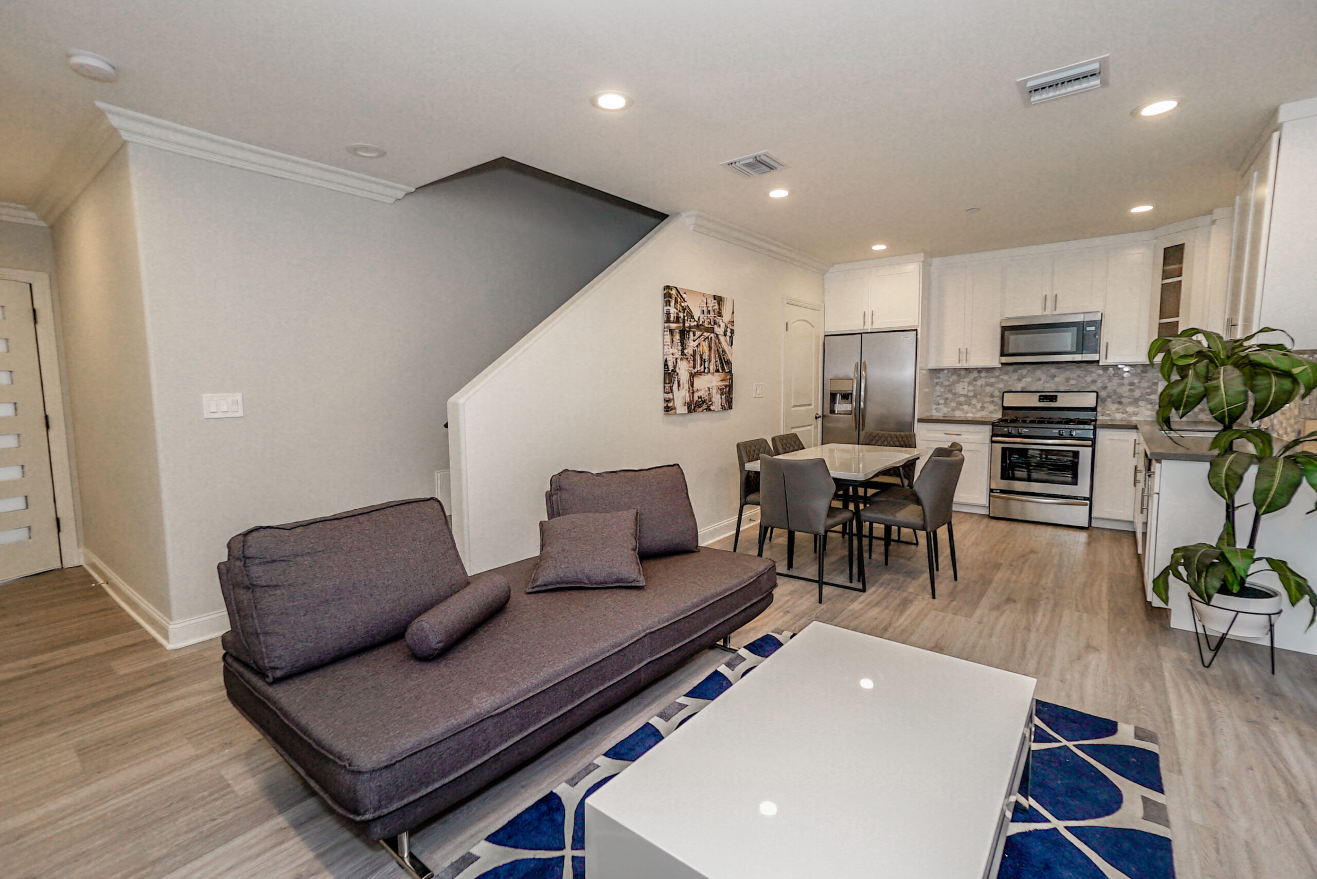 7213 1/2 S La Cienaga Blvd, Los Angeles, CA 90045