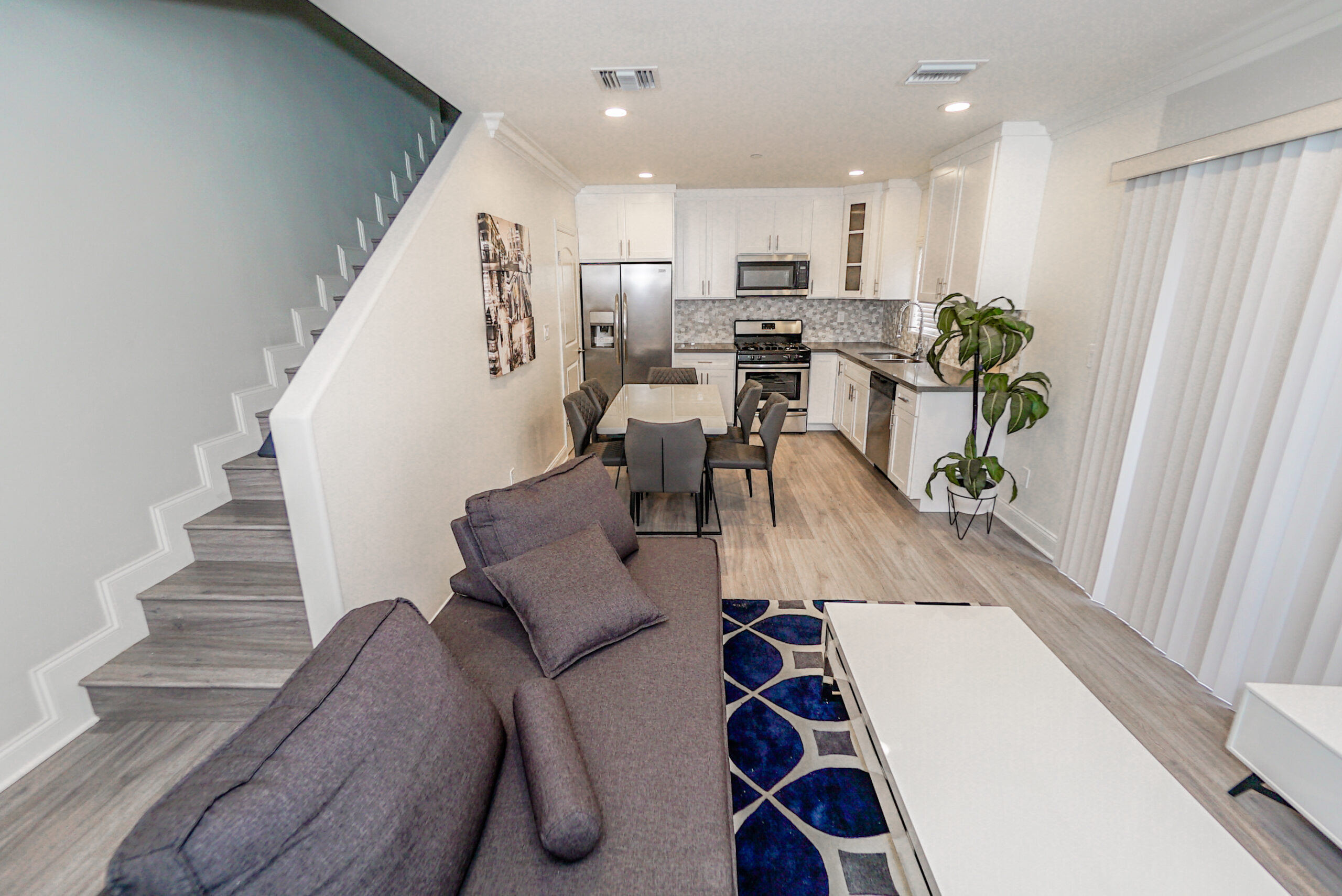 7213 1/2 S La Cienaga Blvd, Los Angeles, CA 90045