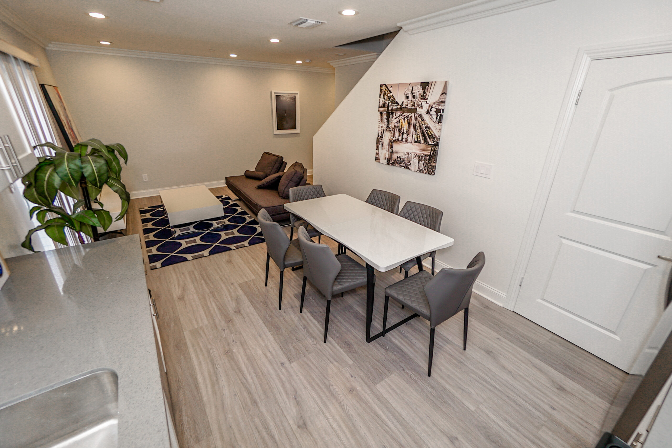 7213 1/2 S La Cienaga Blvd, Los Angeles, CA 90045